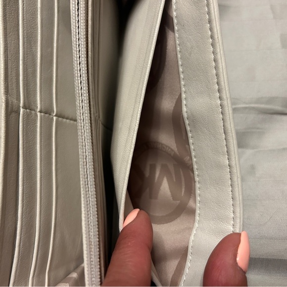 Micheal Kors Wallet - Picture 5 of 7